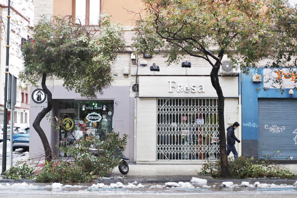 Nieve en Tomás Bretón y Universidad, este domingo en Zaragoza.