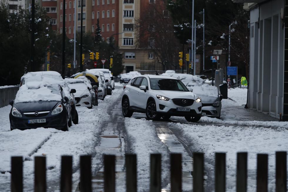 La nieve persiste en las calles de Zaragoza este domingo, a pesar de que los servicios municipales han estado trabajando toda la noche. Se espera que hoy vuelva a nevar y que a partir de mañana bajen las temperaturas.