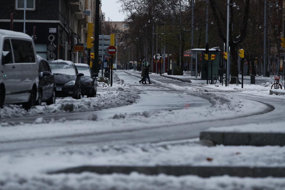 La nieve persiste en las calles de Zaragoza este domingo, a pesar de que los servicios municipales han estado trabajando toda la noche. Se espera que hoy vuelva a nevar y que a partir de mañana bajen las temperaturas.