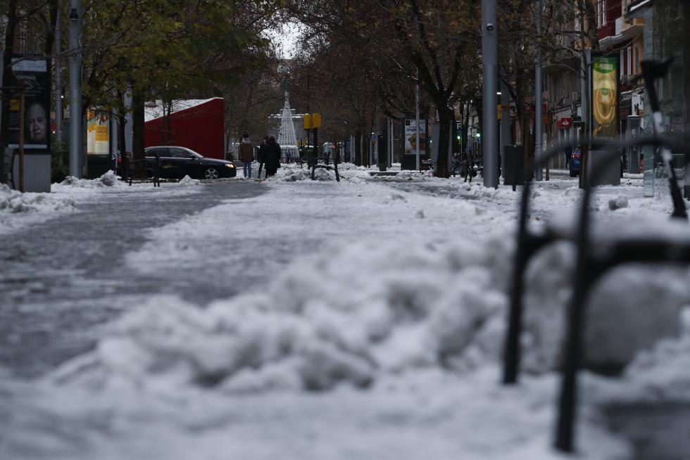 La nieve persiste en las calles de Zaragoza este domingo, a pesar de que los servicios municipales han estado trabajando toda la noche. Se espera que hoy vuelva a nevar y que a partir de mañana bajen las temperaturas.