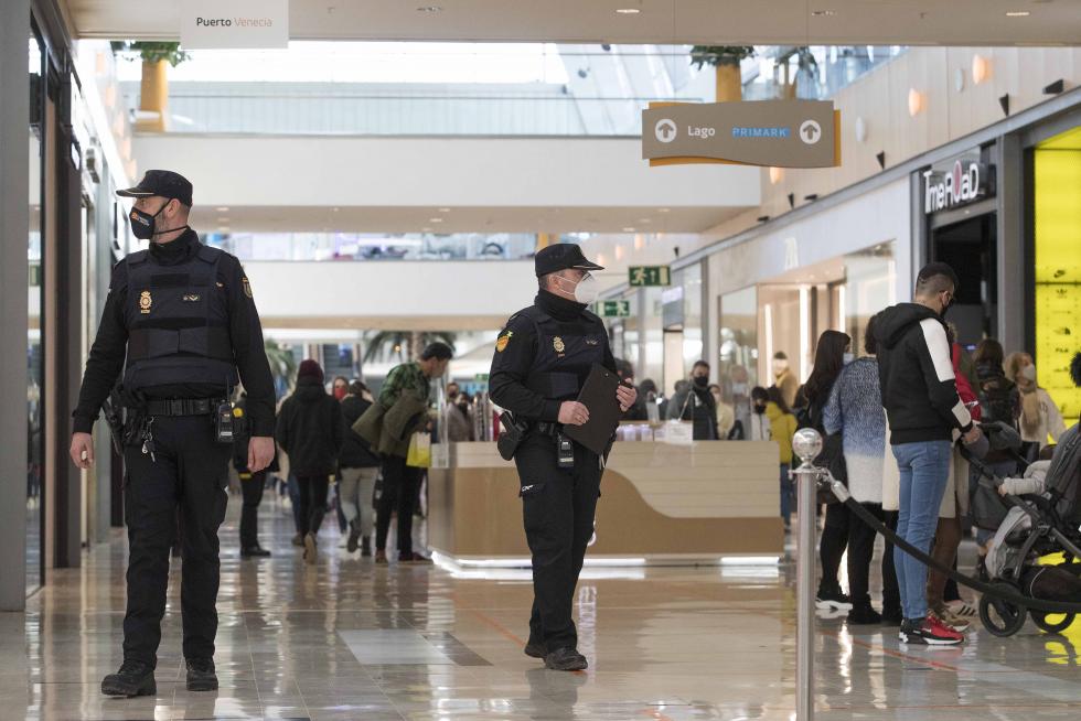 Controles policiales y cierre del comercio en Aragón a las 18.00 por las nuevas restricciones.