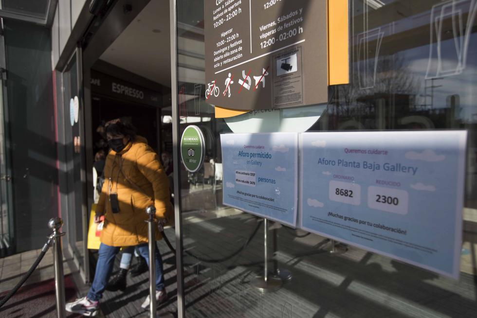 Controles policiales y cierre del comercio en Aragón a las 18.00 por las nuevas restricciones.