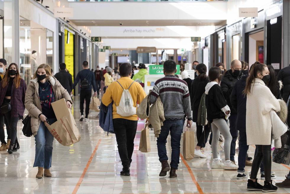 Controles policiales y cierre del comercio en Aragón a las 18.00 por las nuevas restricciones.