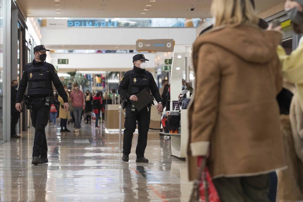 Controles policiales y cierre del comercio en Aragón a las 18.00 por las nuevas restricciones.