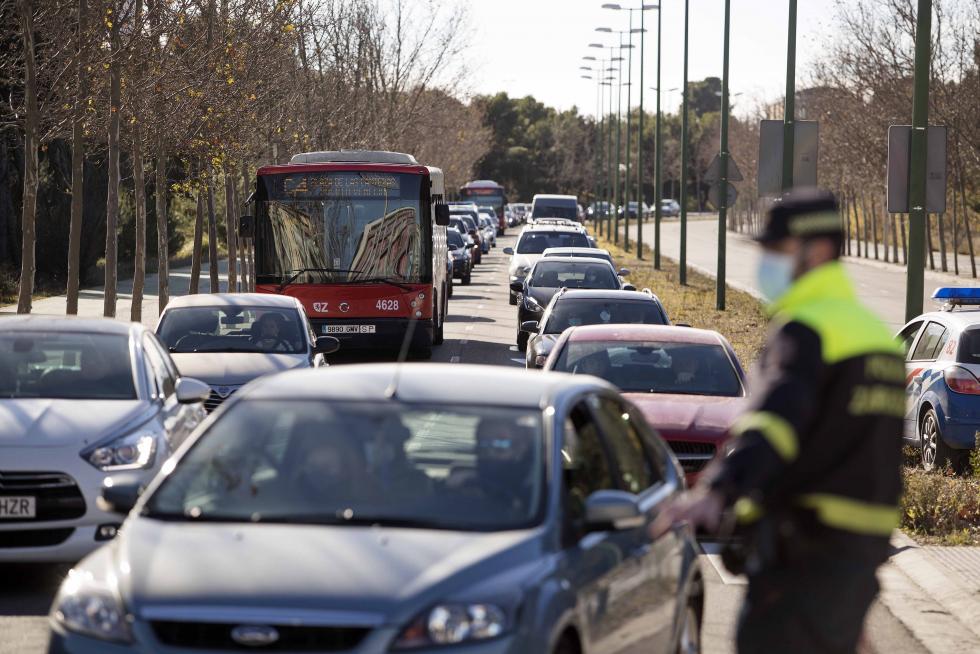 Controles policiales y cierre del comercio en Aragón a las 18.00 por las nuevas restricciones.