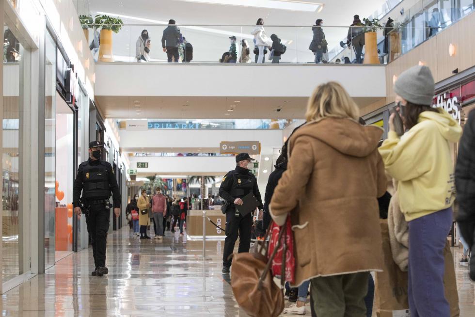 Controles policiales y cierre del comercio en Aragón a las 18.00 por las nuevas restricciones.