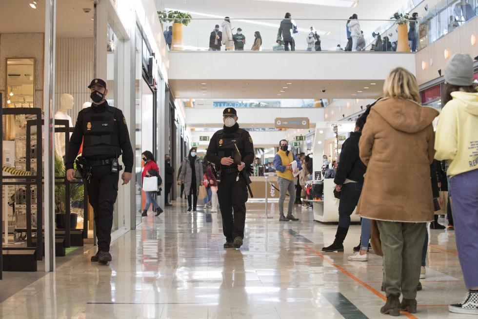 Controles policiales y cierre del comercio en Aragón a las 18.00 por las nuevas restricciones.