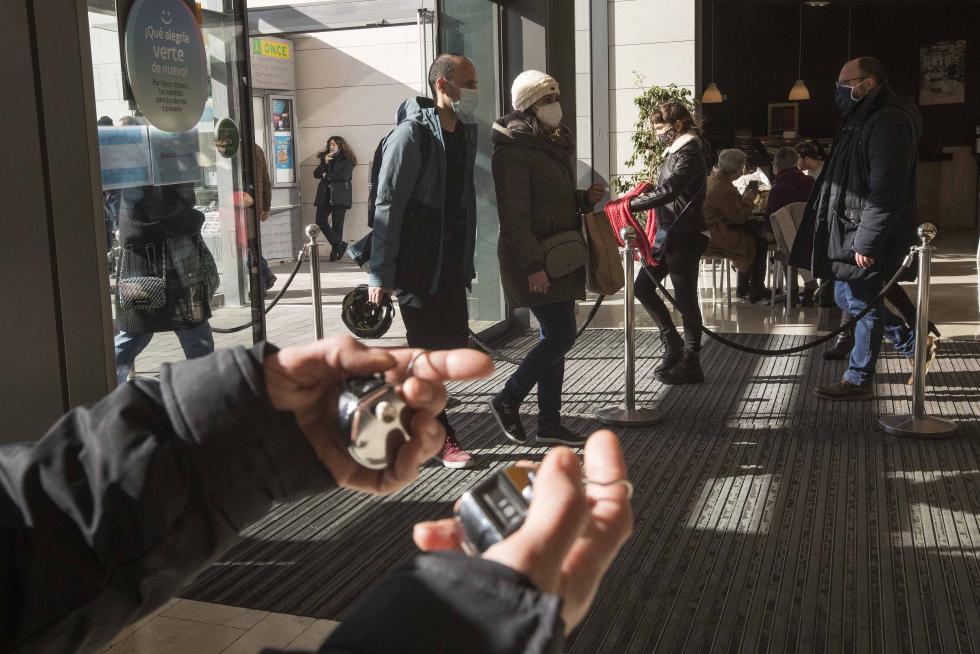 Controles policiales y cierre del comercio en Aragón a las 18.00 por las nuevas restricciones.
