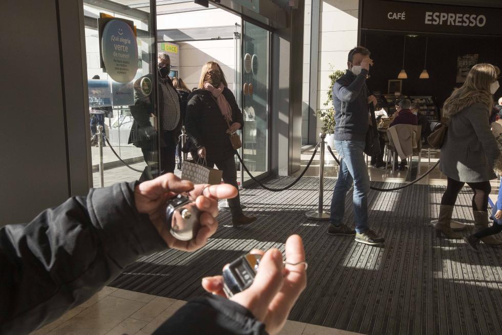 Controles policiales y cierre del comercio en Aragón a las 18.00 por las nuevas restricciones.