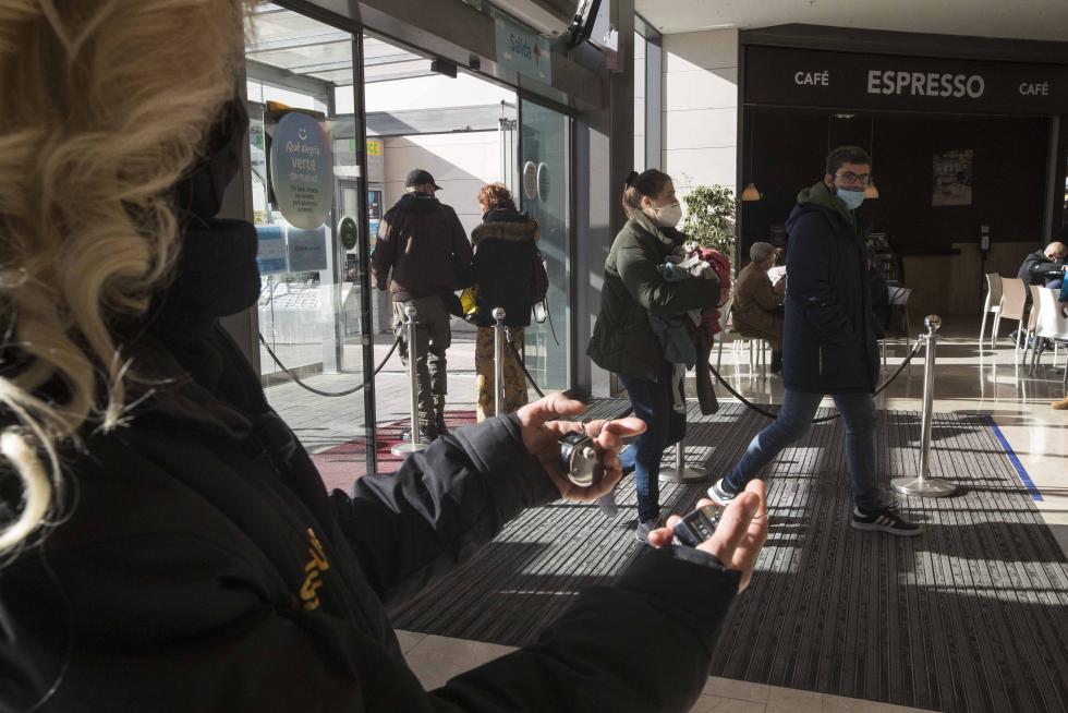 Controles policiales y cierre del comercio en Aragón a las 18.00 por las nuevas restricciones.