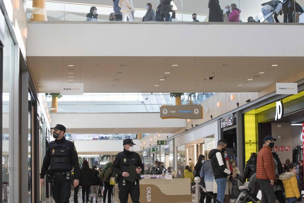 Controles policiales y cierre del comercio en Aragón a las 18.00 por las nuevas restricciones.