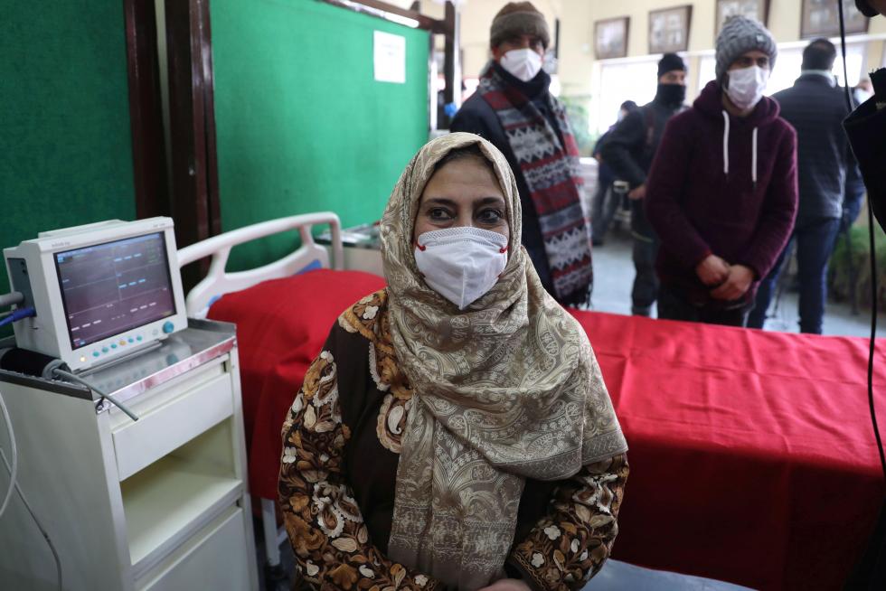 Srinagar (India), 16/01/2021.- Kashmiri doctors watch the live telecast of Indian Prime Minister Narendra Modi's address during a ceremony prior of receiving a COVID-19 vaccine , manufactured by Serum Institute of India, in Srinagar, the summer capital of Indian Kashmir, 16 January 2021. One of the world's biggest and nationwide COVID-19 vaccination drive launched by Indian prime minister Narendra Modi and aimed at inoculating 30 million people starts in first drive that include front line workers like Accredited Social Health Activist (ASHA) doctors, MBBS students, nurses etc. EFE/EPA/FAROOQ KHAN COVID-19 vaccination drive in Indian Kashmir
