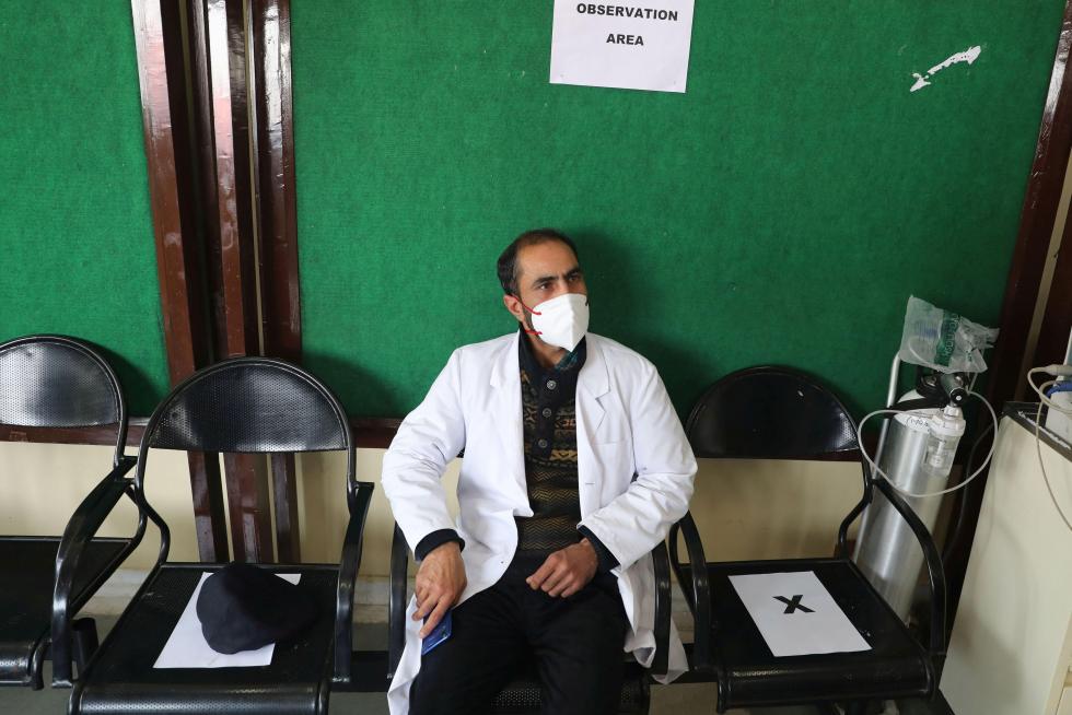 Srinagar (India), 16/01/2021.- A health worker takes rest after she received a COVID-19 vaccine shot, manufactured by Serum Institute of India, in Srinagar, the summer capital of Indian Kashmir, 16 January 2021. One of the world's biggest and nationwide COVID-19 vaccination drive launched by Indian prime minister Narendra Modi and aimed at inoculating 30 million people starts in first drive that include front line workers like Accredited Social Health Activist (ASHA) doctors, MBBS students, nurses etc. EFE/EPA/FAROOQ KHAN COVID-19 vaccination drive in Indian Kashmir