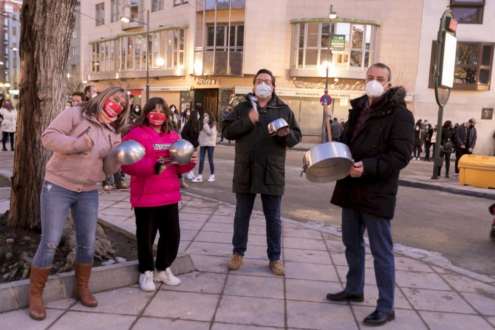 Decenas de personas han secundado en Huesca la protesta contra las últimas restricciones impuestas por el Gobierno de Aragón.