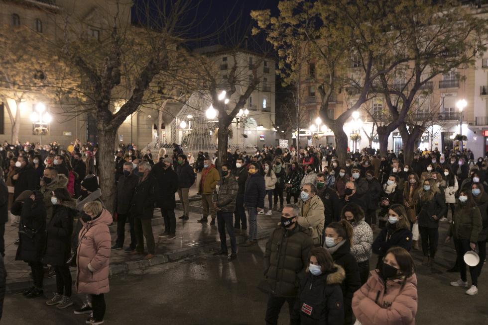 Decenas de personas han secundado en Huesca la protesta contra las últimas restricciones impuestas por el Gobierno de Aragón.