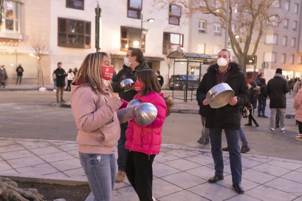 Decenas de personas han secundado en Huesca la protesta contra las últimas restricciones impuestas por el Gobierno de Aragón.