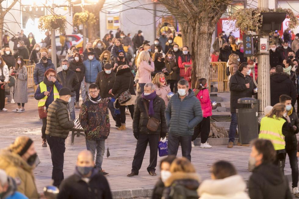 Decenas de personas han secundado en Huesca la protesta contra las últimas restricciones impuestas por el Gobierno de Aragón.