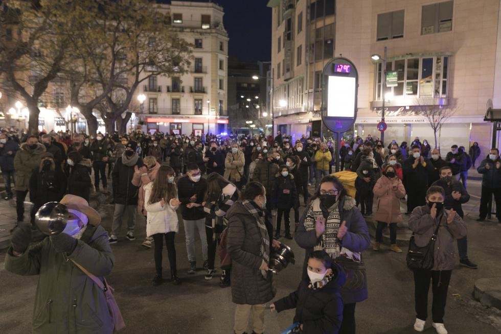 Decenas de personas han secundado en Huesca la protesta contra las últimas restricciones impuestas por el Gobierno de Aragón.
