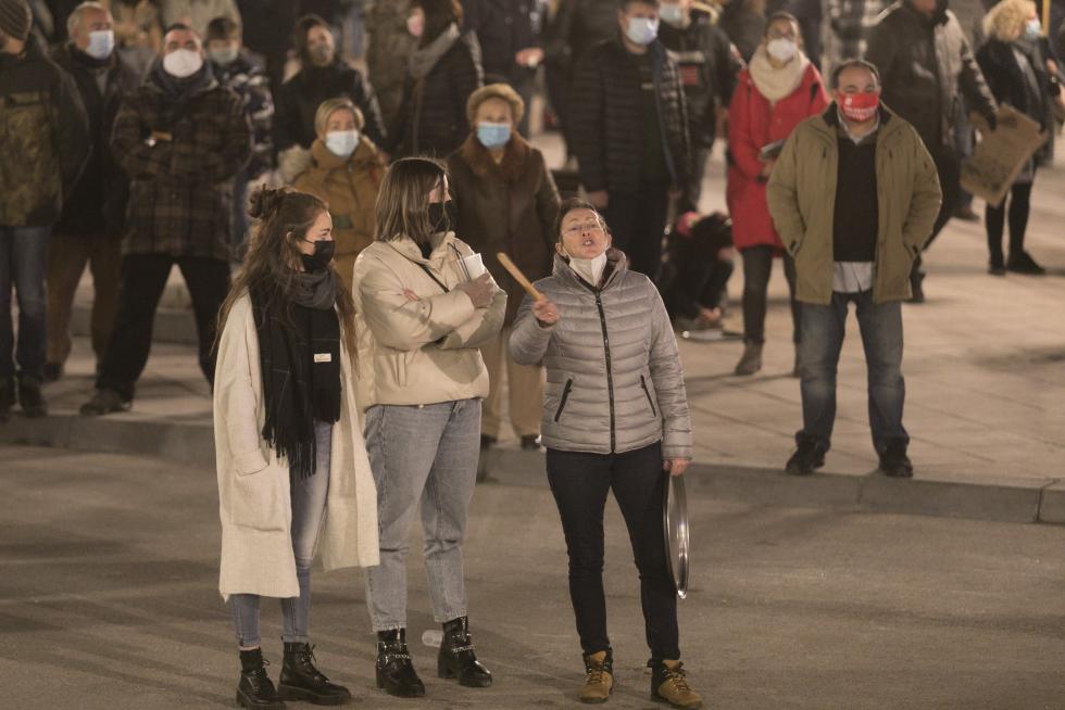 Decenas de personas han secundado en Huesca la protesta contra las últimas restricciones impuestas por el Gobierno de Aragón.
