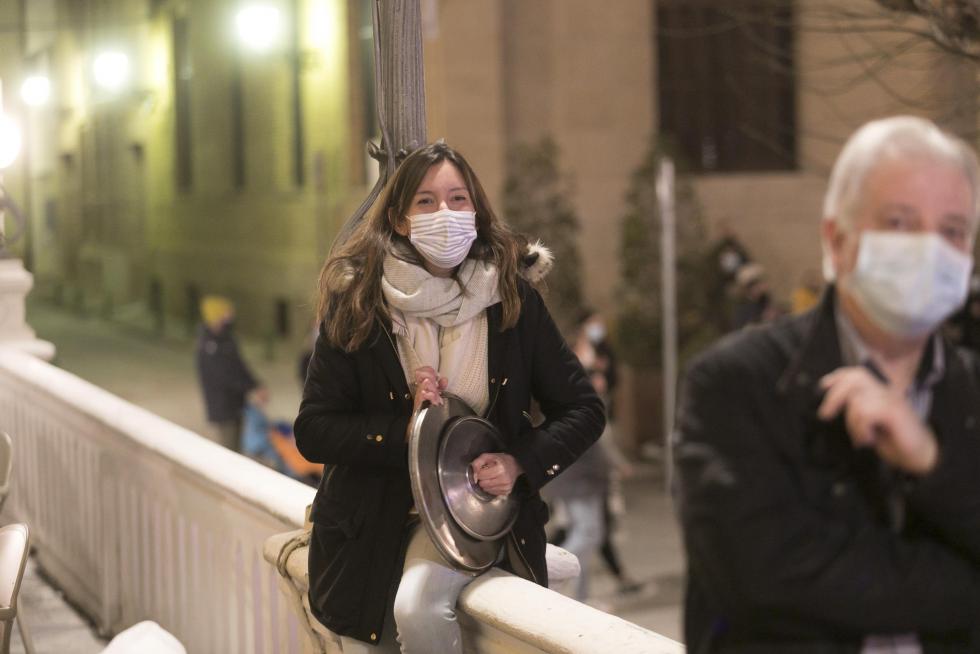Decenas de personas han secundado en Huesca la protesta contra las últimas restricciones impuestas por el Gobierno de Aragón.