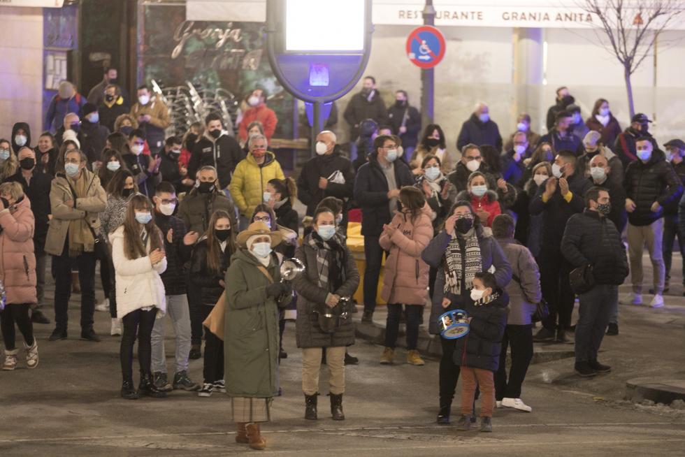 Decenas de personas han secundado en Huesca la protesta contra las últimas restricciones impuestas por el Gobierno de Aragón.