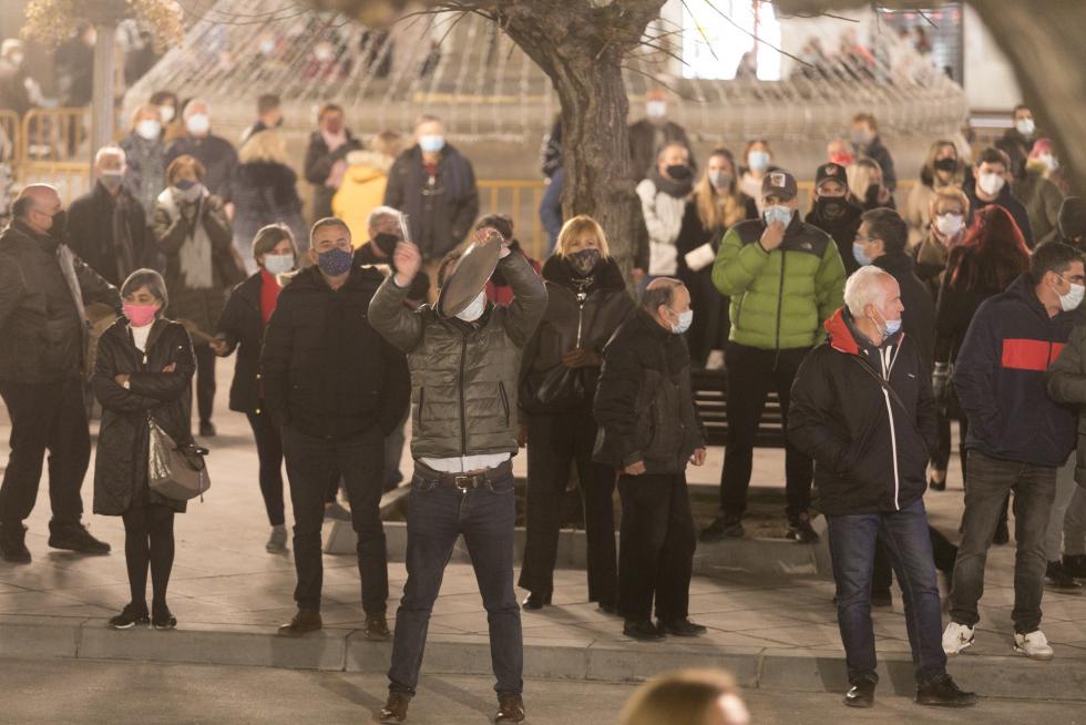 Decenas de personas han secundado en Huesca la protesta contra las últimas restricciones impuestas por el Gobierno de Aragón.