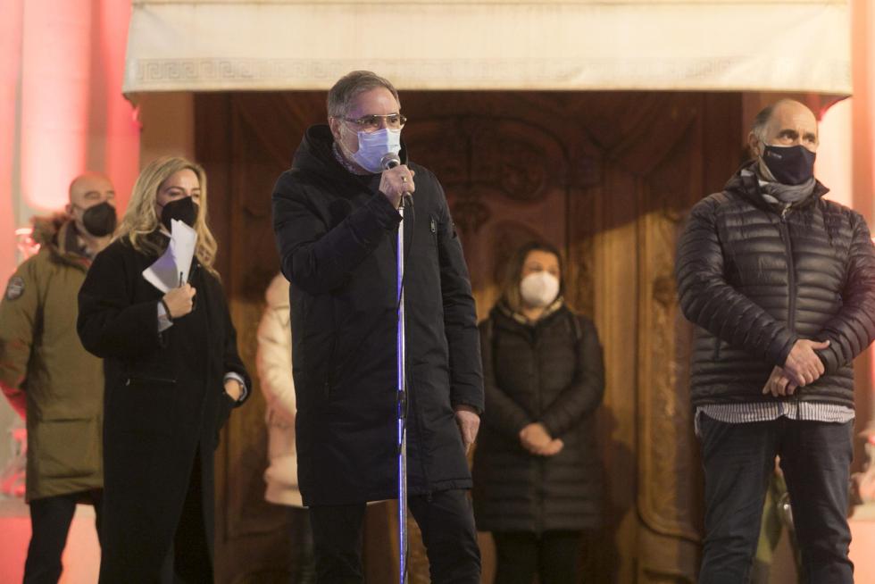 Decenas de personas han secundado en Huesca la protesta contra las últimas restricciones impuestas por el Gobierno de Aragón.
