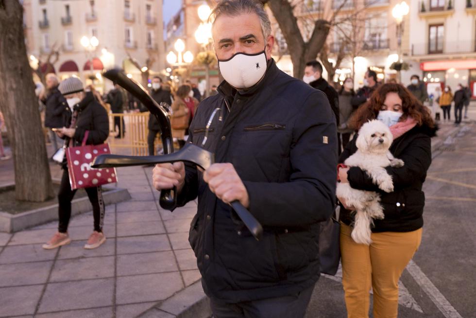 Decenas de personas han secundado en Huesca la protesta contra las últimas restricciones impuestas por el Gobierno de Aragón.