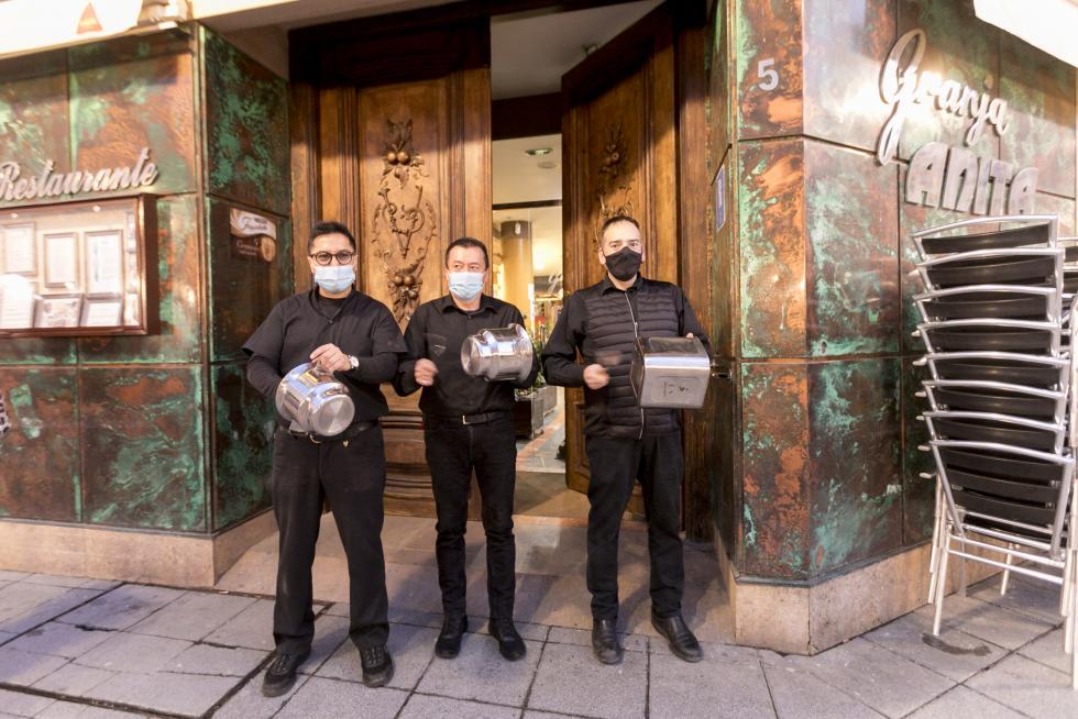 Decenas de personas han secundado en Huesca la protesta contra las últimas restricciones impuestas por el Gobierno de Aragón.