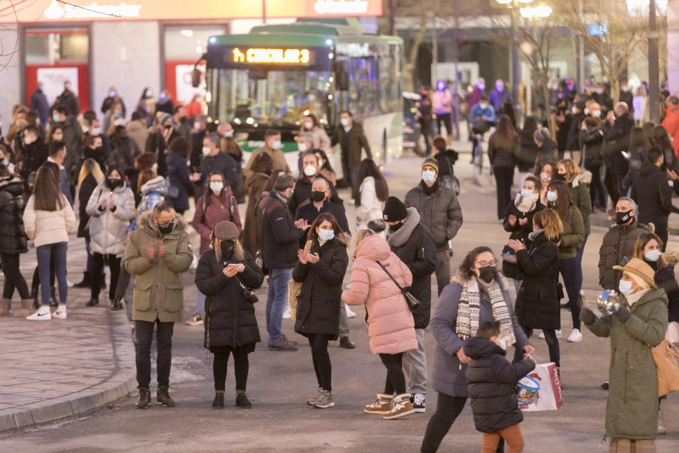 Decenas de personas han secundado en Huesca la protesta contra las últimas restricciones impuestas por el Gobierno de Aragón.