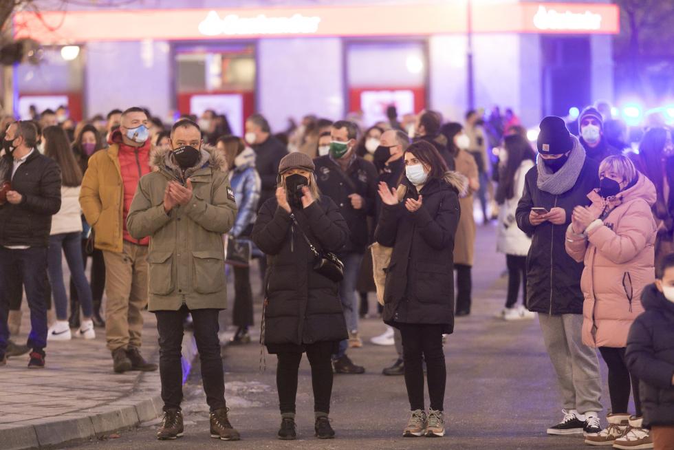 Decenas de personas han secundado en Huesca la protesta contra las últimas restricciones impuestas por el Gobierno de Aragón.
