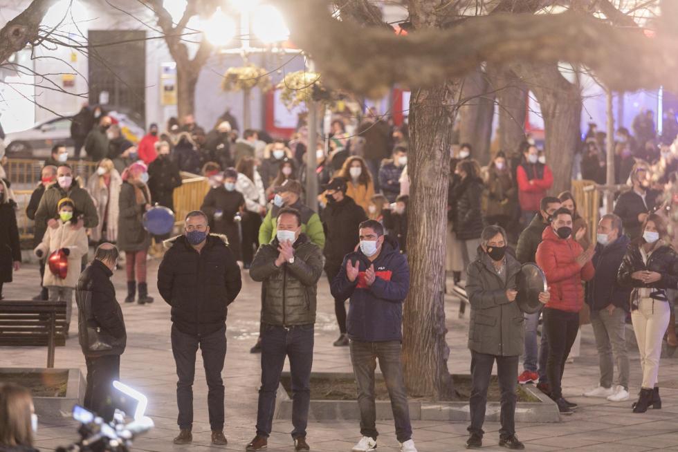 Decenas de personas han secundado en Huesca la protesta contra las últimas restricciones impuestas por el Gobierno de Aragón.