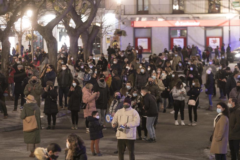 Decenas de personas han secundado en Huesca la protesta contra las últimas restricciones impuestas por el Gobierno de Aragón.