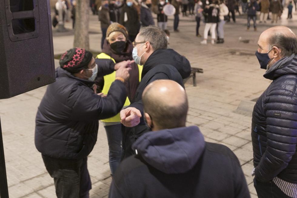 Decenas de personas han secundado en Huesca la protesta contra las últimas restricciones impuestas por el Gobierno de Aragón.