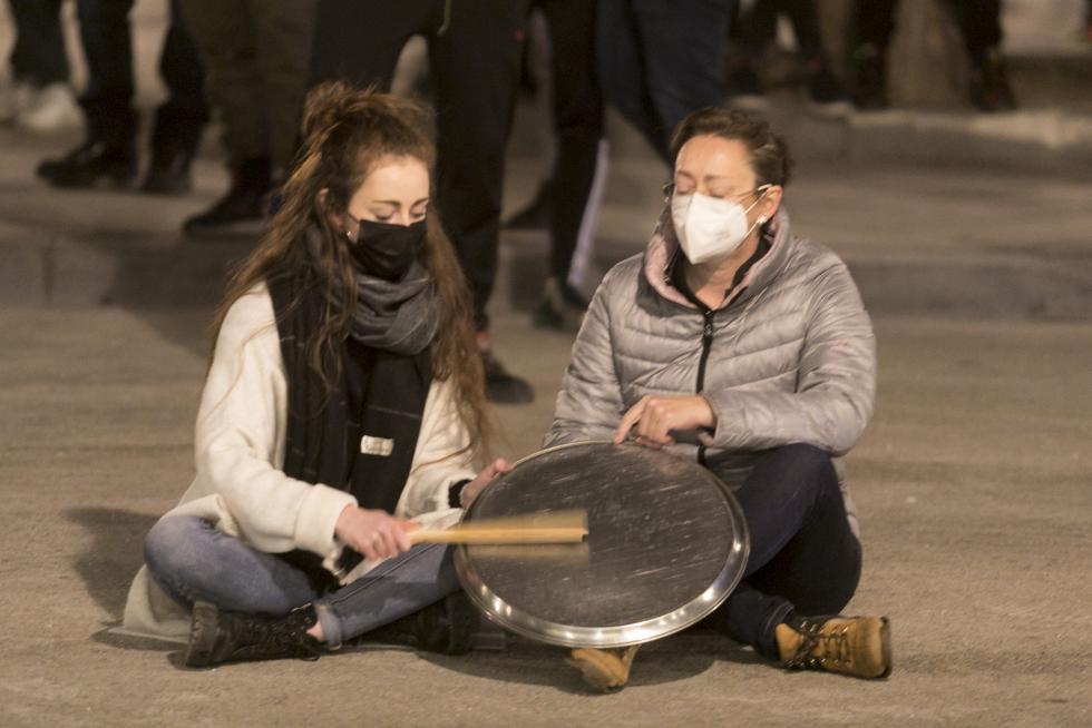 Decenas de personas han secundado en Huesca la protesta contra las últimas restricciones impuestas por el Gobierno de Aragón.