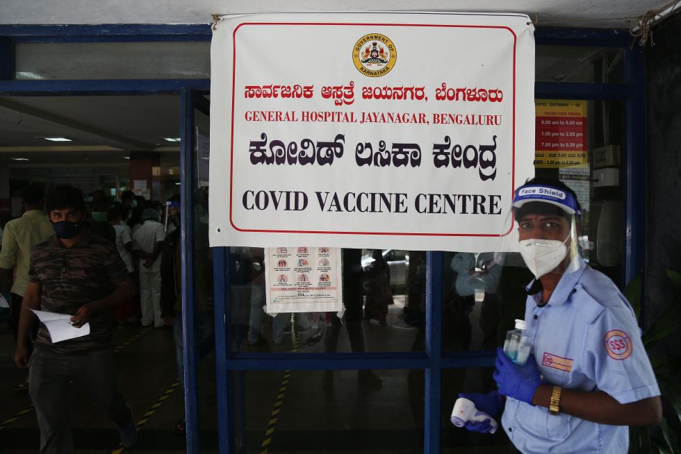 Kolkata (India), 16/01/2021.- Medical staffs wait to get the first dose of a Covid-19 vaccine shot, manufactured by the Serum Institute of India, inside Vaccination Centre at Bangur hospital in Kolkata, Eastern India, 16 January 2021. One of the world's biggest and nationwide COVID-19 vaccination drive launched by Indian prime minister Narendra Modi and aimed at inoculating 30 million people starts in first drive that include front line workers like Accredited Social Health Activist (ASHA) doctors, MBBS students, nurses etc. EFE/EPA/PIYAL ADHIKARY Vaccination drive in India