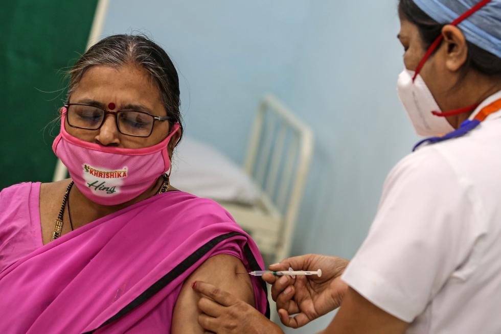 Bangalore (India), 16/01/2021.- A general view of the COVID-19 vaccine center at Government General Hospital in Jayanagar in Bangalore, India, 16 January 2021. One of the world's biggest and nationwide COVID-19 vaccination drive was launched by Indian prime minister Narendra Modi and aimed at inoculating 30 million people in first drive that include front line workers like Accredited Social Health Activist (ASHA) doctors, MBBS students, nurses etc. EFE/EPA/JAGADEESH NV Vaccination drive in India