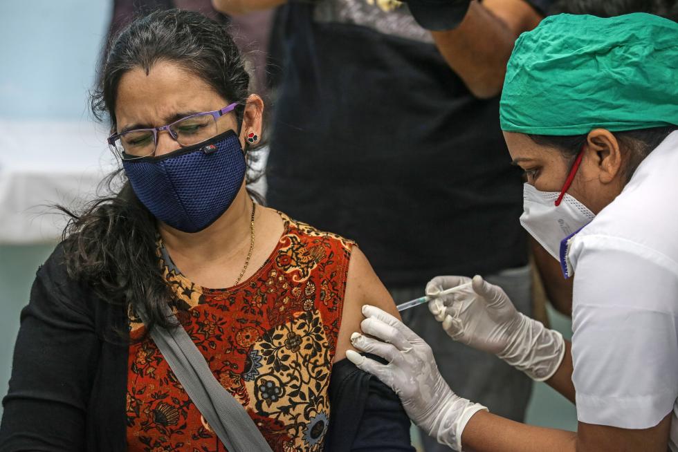 Mumbai (India), 16/01/2021.- beneficiary gets the first dose of a Covid-19 vaccine shot, manufactured by Serum Institute of India, inside Vaccination Centre at Rajawadi Hospital in Mumbai, India, 16 January 2021. One of the world's biggest and nationwide COVID-19 vaccination drive launched by Indian prime minister Narendra Modi and aimed at inoculating 30 million people starts in first drive that include front line workers like Accredited Social Health Activist (ASHA) doctors, MBBS students, nurses etc. EFE/EPA/DIVYAKANT SOLANKI Vaccination drive in Mumbai