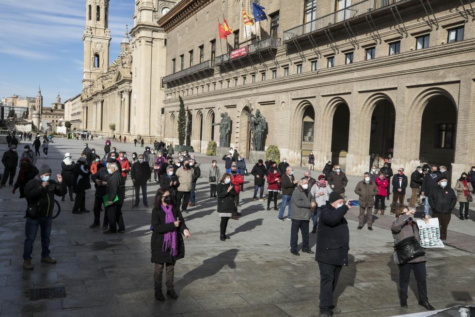 Concentración de pensionistas este lunes en la plaza del Pilar de Zaragoza.
