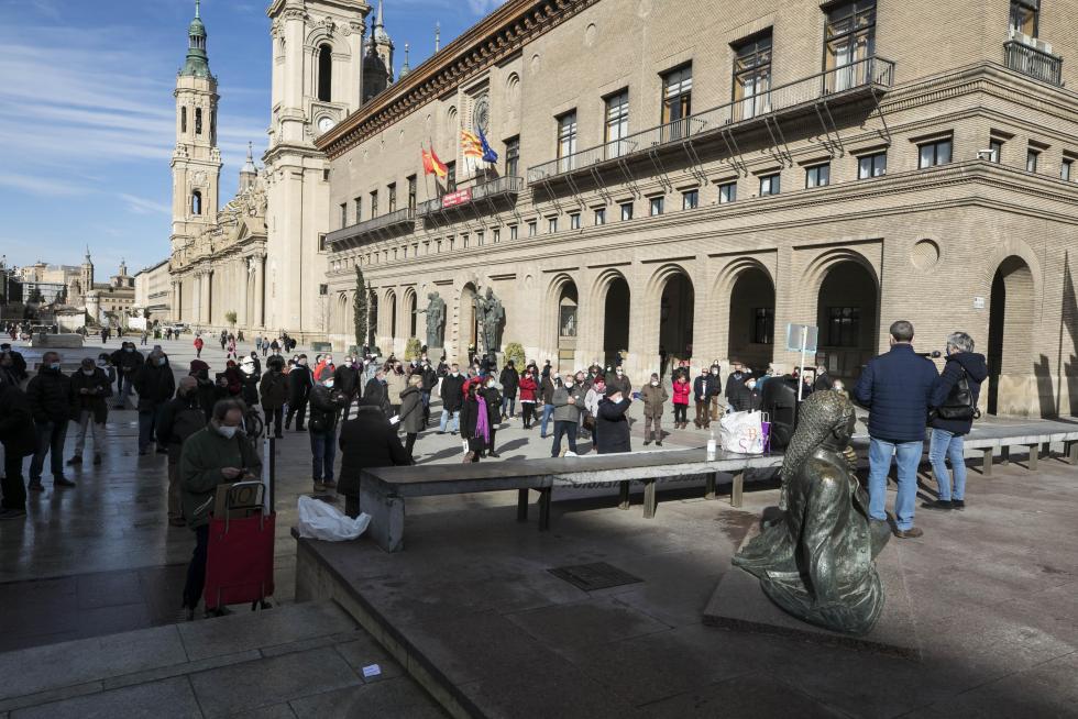 Concentración de pensionistas este lunes en la plaza del Pilar de Zaragoza.