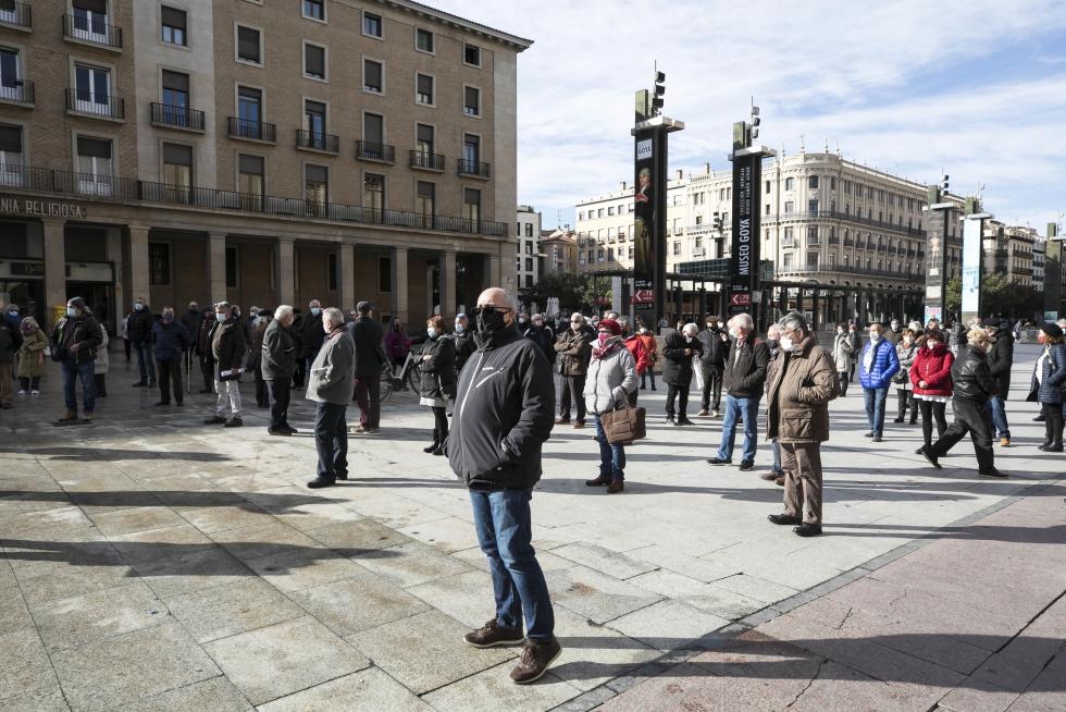 Concentración de pensionistas este lunes en la plaza del Pilar de Zaragoza.