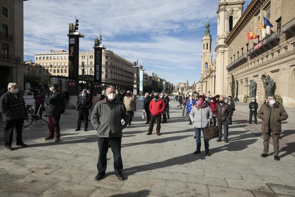 Concentración de pensionistas este lunes en la plaza del Pilar de Zaragoza.
