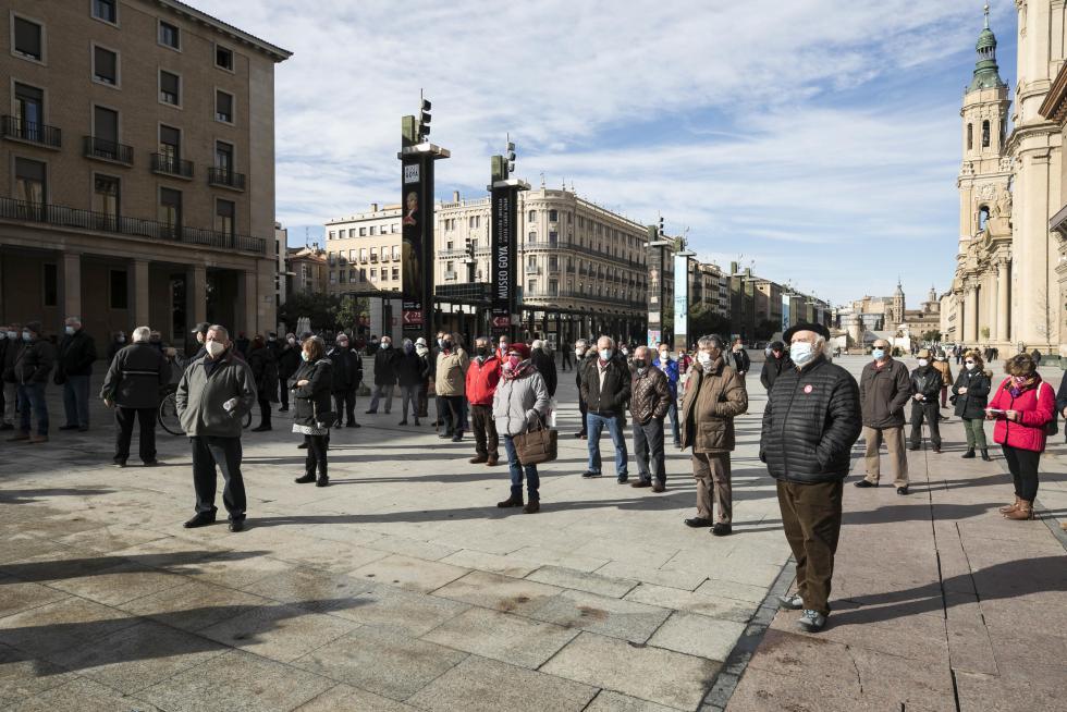 Concentración de pensionistas este lunes en la plaza del Pilar de Zaragoza.
