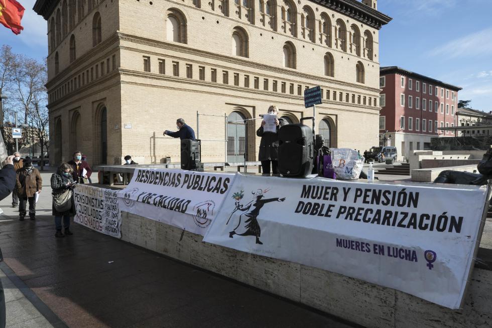 Concentración de pensionistas este lunes en la plaza del Pilar de Zaragoza.