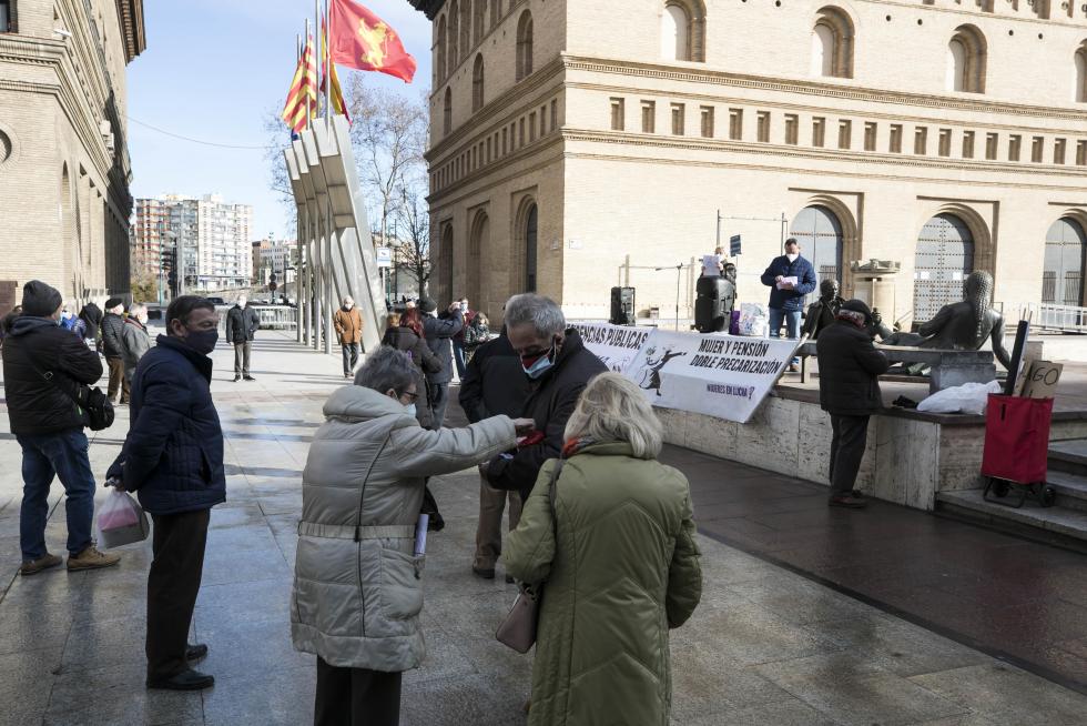 Concentración de pensionistas este lunes en la plaza del Pilar de Zaragoza.