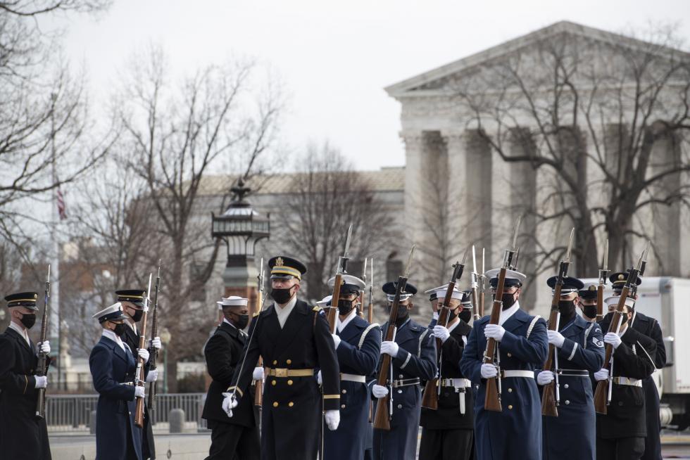 Washington (United States), 18/01/2021.- The Honor Guard arrives at the East Front of the US Capitol during the dress rehearsal for President-elect Joe Biden's Presidential Inauguration in US Capitol in Washington, DC, USA, 18 January 2021. Biden will be sworn-in as the 46th president on 20 January 2021. (Estados Unidos) EFE/EPA/ROD LAMKEY / POOL Dress Rehearsal Ahead of Biden Inauguration