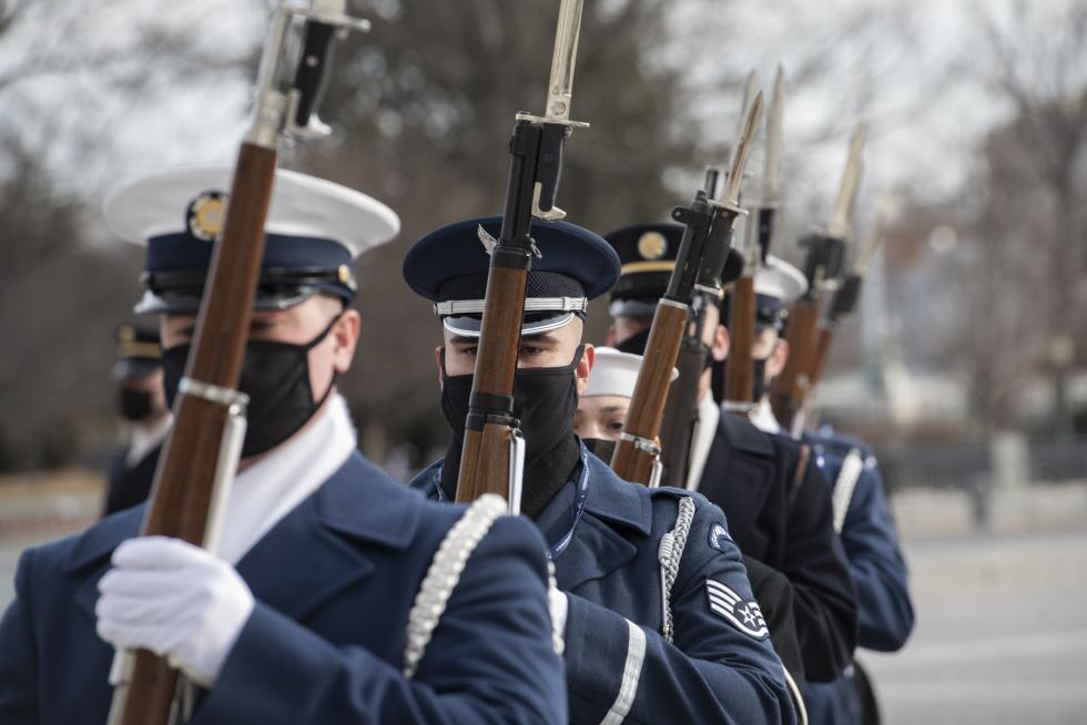 Washington (United States), 18/01/2021.- The Honor Guard arrives at the East Front of the US Capitol during the dress rehearsal for President-elect Joe Biden's Presidential Inauguration in US Capitol in Washington, DC, USA, 18 January 2021. Biden will be sworn-in as the 46th president on 20 January 2021. (Estados Unidos) EFE/EPA/ROD LAMKEY / POOL Dress Rehearsal Ahead of Biden Inauguration