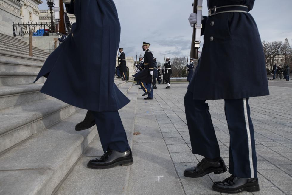 Washington (United States), 18/01/2021.- The Honor Guard arrives at the East Front of the US Capitol during the dress rehearsal for President-elect Joe Biden's Presidential Inauguration in US Capitol in Washington, DC, USA, 18 January 2021. Biden will be sworn-in as the 46th president on 20 January 2021. (Estados Unidos) EFE/EPA/ROD LAMKEY / POOL Dress Rehearsal Ahead of Biden Inauguration