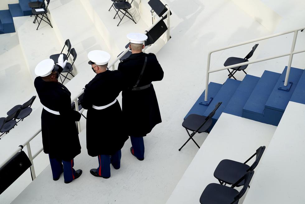 Washington (Usa), 18/01/2021.- U.S. military walk down the steps of the Capitol before rehearsing for President-elect Joe Biden's Presidential Inauguration in US Capitol in Washington, DC, USA, 18 January 2021. Biden will be sworn-in as the 46th president on 20 January 2021. (Estados Unidos) EFE/EPA/J. SCOTT APPLEWHITE / POOL President-elect Biden Inauguration rehearsal