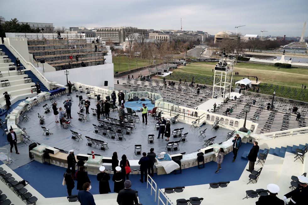 Washington (United States), 18/01/2021.- Members of the military make preparations prior to a dress rehearsal for the 59th inaugural ceremony for President-elect Joe Biden and Vice President-elect Kamala Harris at the U.S. Capitol in Washington, D.C., USA, 18 January 2021. Biden will be sworn-in as the 46th president on 20 January 2021. (Estados Unidos) EFE/EPA/GREG NASH / POOL President-elect Biden Inauguration rehearsal